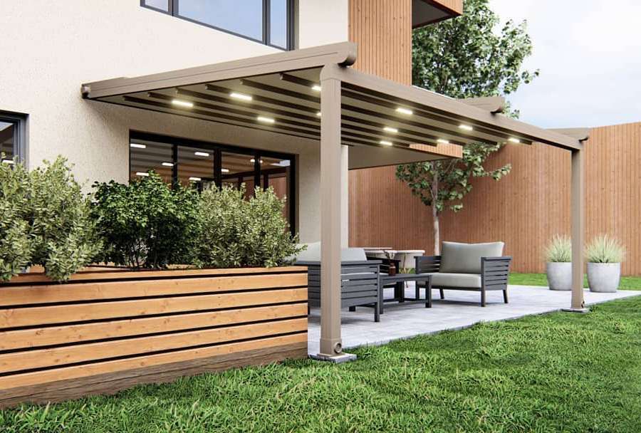 Rolling roof sistem görseli: ahşap kaplamalı modern ev terasında LED aydınlatmalı açılır kapanır çatı