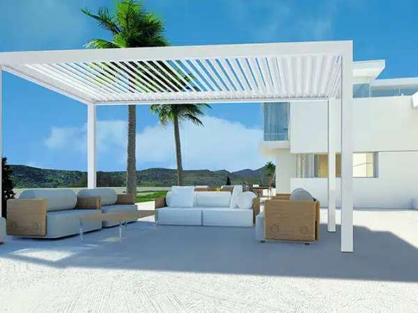Bioklimatik pergola sistem görseli: beyaz taşıyıcı ve dönen tavan lamelleri, havuz kenarı oturma düzeniyle birlikte