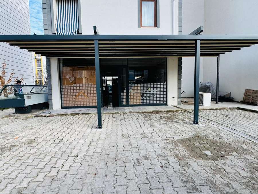 Tunceli market pergolasının montaj sonrası cepheden görünümü; iki sıra taşıyıcı ayak ve tam genişlikte örtü